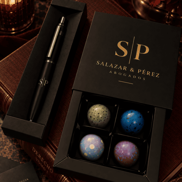 4e10cac5-cbe9-442c-93f0-9b0f4be3e3d4 Set deluxe · Bombones y lapicero personalizado para empresas