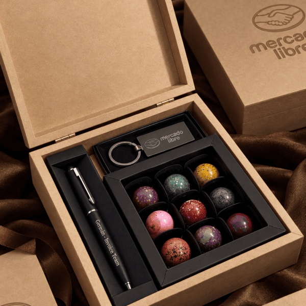 Caja corporativa con chocolates artesanales y logo empresarial Distinción Ejecutiva · Bombones personalizados para empresas