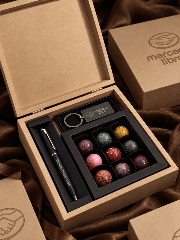 Caja corporativa con chocolates artesanales y logo empresarial Distinción Ejecutiva · Bombones personalizados para empresas