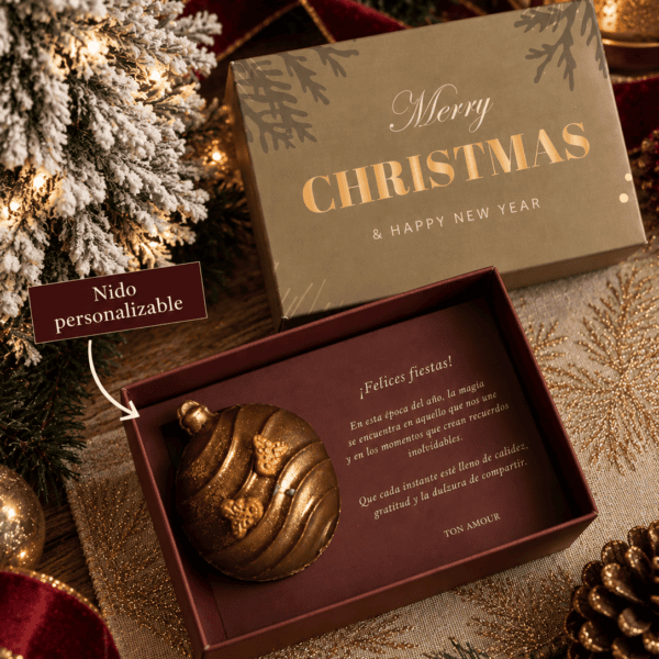 Caja navideña con chocolate y calidez festiva Cálida Navidad — Chocobomba Navideña de Chocolate Personalizada