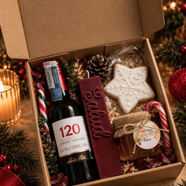 ChatGPT Image 13 sept 2026, 19_05_51 Cosecha de Navidad — Caja Navideña de Vino y Miel Personalizada