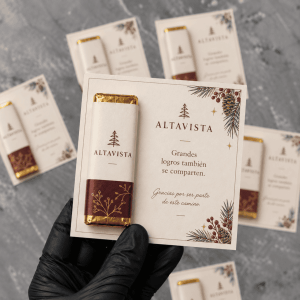 ChatGPT Image 13 sept 2026, 19_59_31 Velvet Winter· chocolates personalizados para empresas