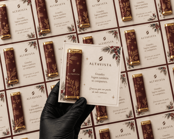 ChatGPT Image 13 sept 2026, 19_59_34 Velvet Winter· chocolates personalizados para empresas