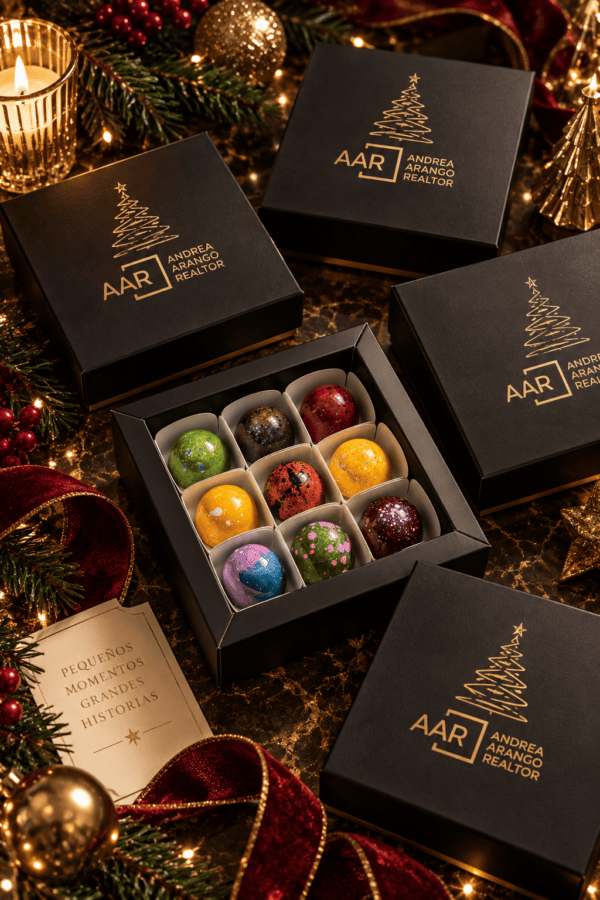 Chocolates festivos de lujo con identidad dorada Sello 9 navidad · Bombones personalizados para empresas