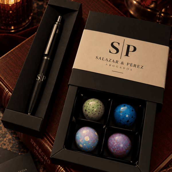 d37a8c18-118a-44d5-aed3-0fbbeaf4e5a0-2 Set Signature · Bombones y lapicero personalizado para empresas